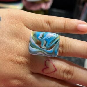 Selling this beautiful chunky glass ring I don’t know sizing but I’m a 6 1/2